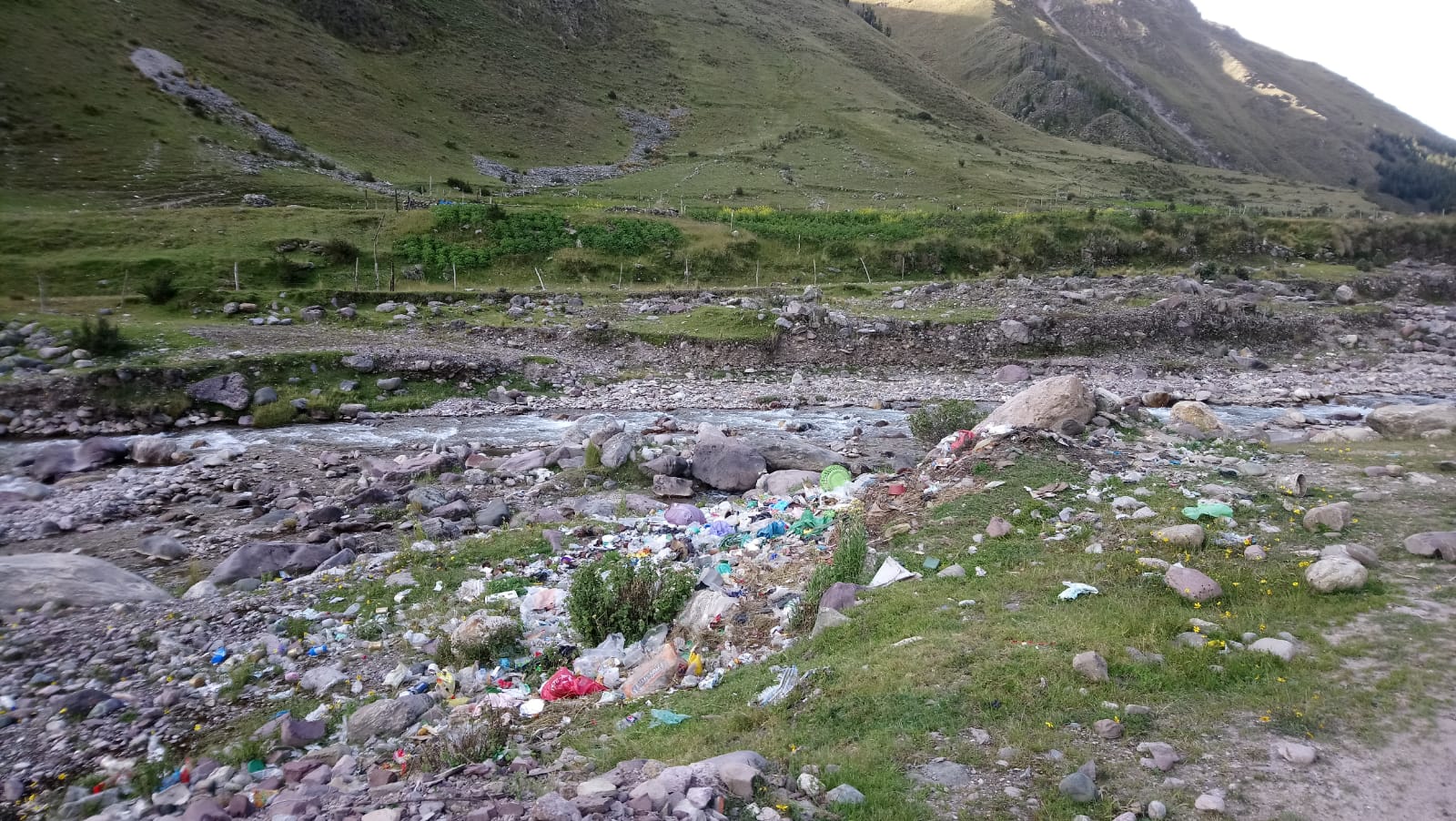 Desperdicios cerca al rio de la comunidad de Acopalca