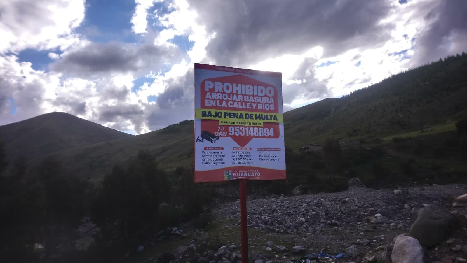 Letrero de prohibición de arrojar basura de la comunidad de Acopalca